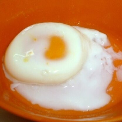 シリコンスチーマーで作ってみました♪レンジで簡単に半熟卵が出来るんですね(^O^)とても良い方法を覚える事が出来ました！ありがとうございます♪